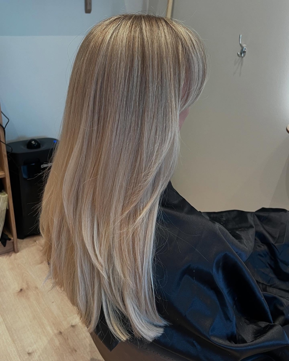 Kund med klippt och uppslingat hår.