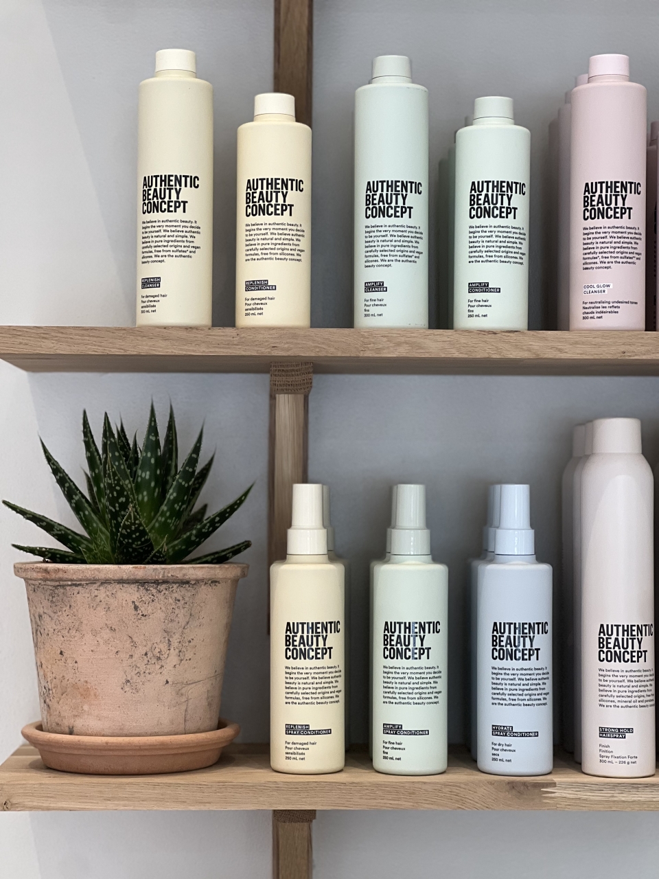 Hylla med produkter från Authentic Beauty Concept.